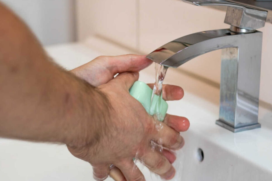 Lavar as mãos para prevenção de doenças - destacada