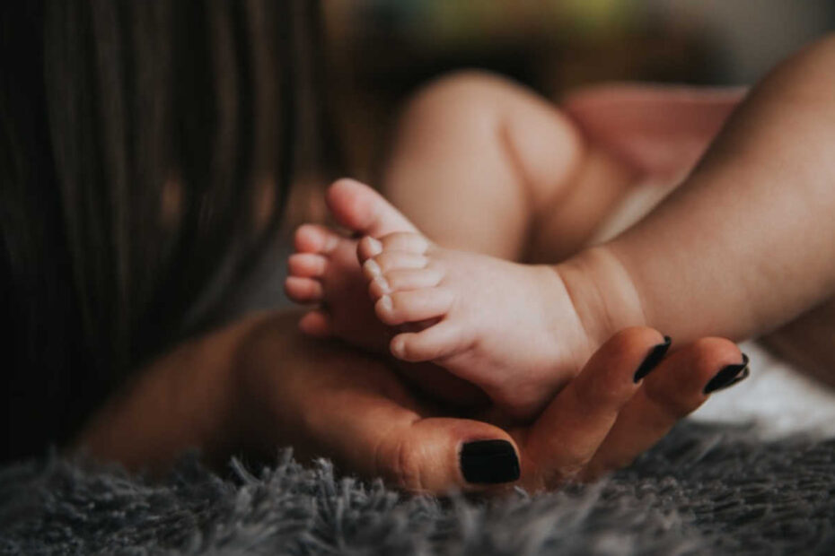 Saiba como diminuir o inchaço das pernas cansadas - destacada
